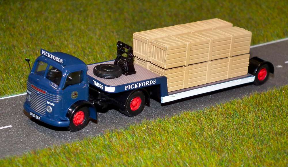 Commer QX Low Loader - Pickfords (ULD 657) c/w Packing Cases Load 1:76 – diecast model