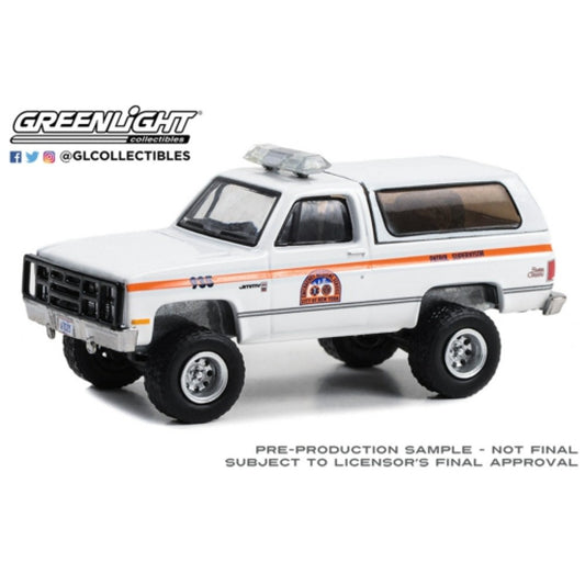 THIS ITEM IS AVAILABLE TO ORDER FROM OUR SUPPLIER - 1:64 GREENLIGHT GL30445 FIRST RESPONDERS - 1986 GMC JIMMY - NYC EMS (CITY OF NEW YORK EMERGENCY MEDICAL SERVICE) PATROL SUPERVISOR