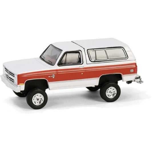 THIS ITEM IS AVAILABLE TO ORDER FROM OUR SUPPLIER - 1:64 GREENLIGHT GL35290-E ALL TERRAIN SERIES 16 - 1984 CHEVROLET K5 BLAZER SILVERADO LIFTED - FROST WHITE AND APPLE RED