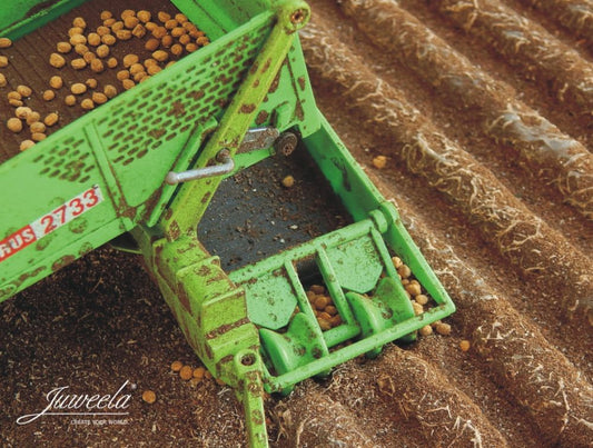 Available to Order – Potato Field Brown + Accessories, 8x 1:32 (JUW 23384)