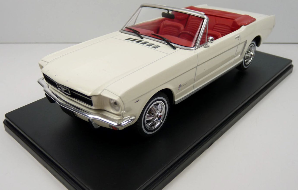 Ford Mustang Convertible 1965 - White 1:24th Scale 1:24 – diecast model