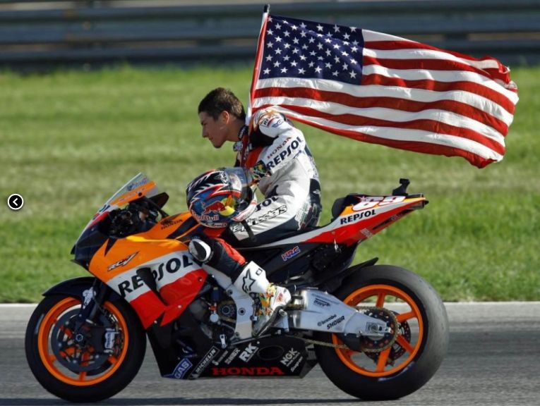 Available to Order – Honda RC211V Nicky Hayden World Champion Moto GP 2006 with figurine and Flag 1:12 (MIN 122 061169)