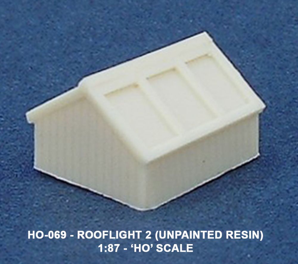 Available To Order – Roof Light 2 (24mmLlong by 19mm Wide by 10mm High) 3 Windows per Side x 2 pcs HO (UM HO-069)