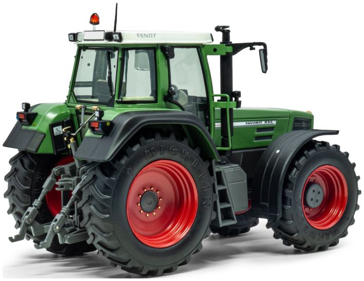 Available To Order – Fendt 824 Favorit 1:32 (WEI 1002)