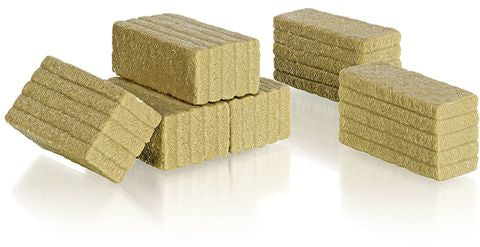 Available To Order – Square Hay Bales 66 x 35 x 25mm (6) 1:32 WIKING Model (WIK 077394)